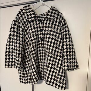 Avenue houndstooth jacket with leather button detail. 30W/32W
